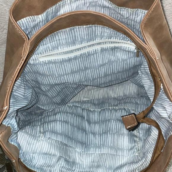 NWT COGNAC WITH GOLD HARDWARE PURSE. BEAUTIFUL AND SPACIOUS - Picture 4 of 8